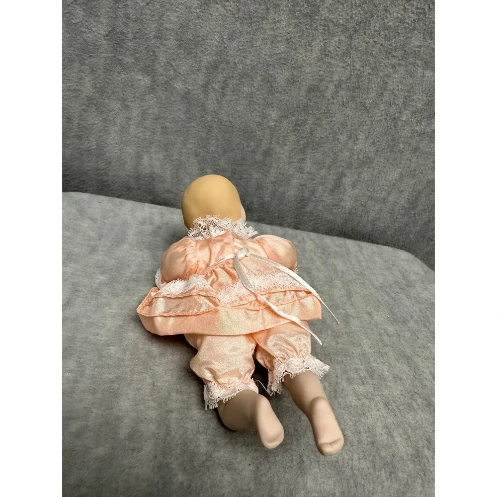 Yolando Bello Vintage 1994 Porcelain Baby Doll Girl Peach Lace Dress Excellent‎